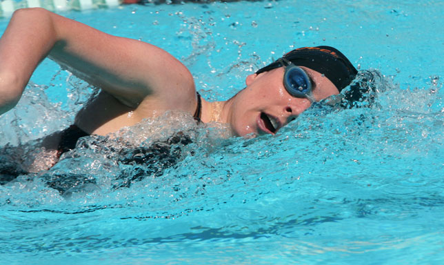 Pode nadar depois de comer? Mitos e verdades sobre piscina e digestão