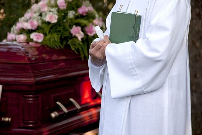 Por Que Não Se Pode Enterrar à Noite? Entenda as Tradições e Regulamentações