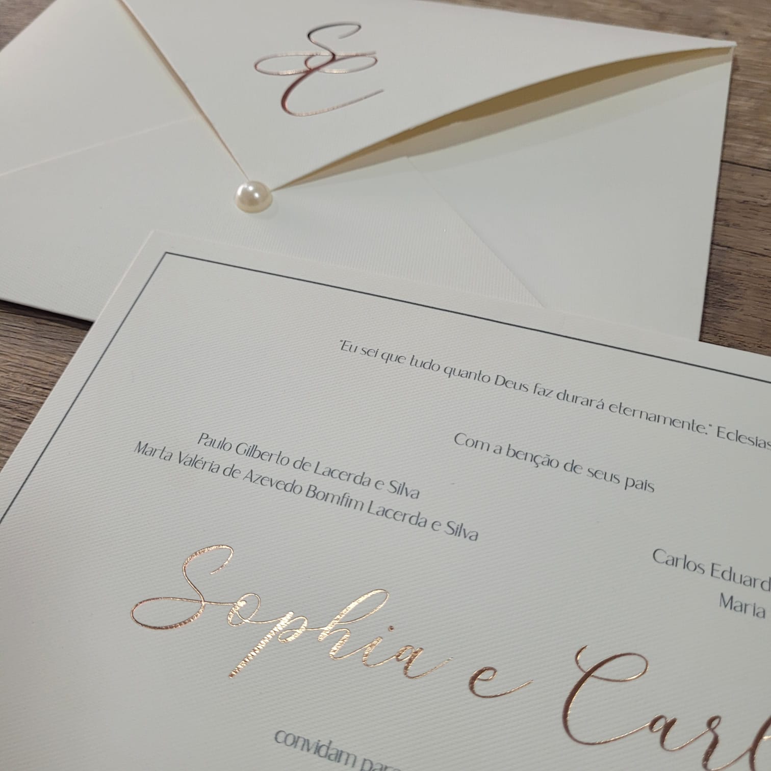 O Elo Entre Tradição e Modernidade: A Importância dos Convites de Casamento na Era Digital