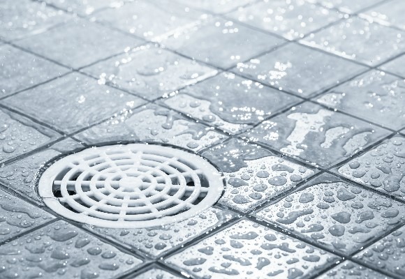 Os 5 principais benefícios dos serviços profissionais de limpeza de ralos