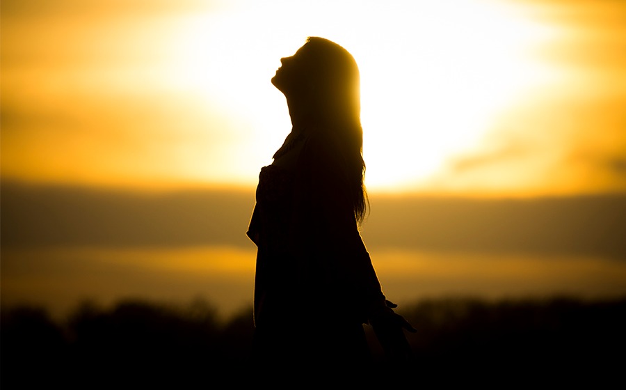 Explorando as raízes da mediunidade: uma história abrangente dos xamãs aos médiuns modernos